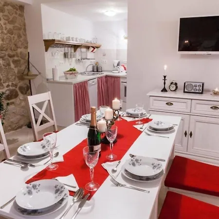 Charmantes Ferienhaus Mit Pool, Klimaanlage Und Wifi Fur 5 Personen Holiday home Antovo