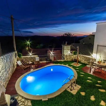 Charmantes Ferienhaus Mit Pool, Klimaanlage Und Wifi Fur 5 Personen Antovo