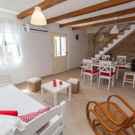 Charmantes Ferienhaus Mit Pool, Klimaanlage Und Wifi Fur 5 Personen *